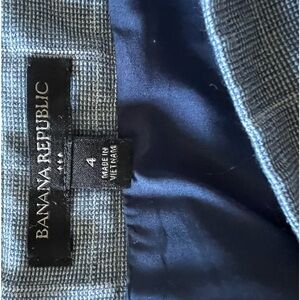 Banana Republic professional skirt. Blue and white pattern.